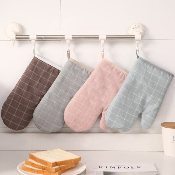 Checkered Non-Slip Oven Mitts and Pan Mats Set