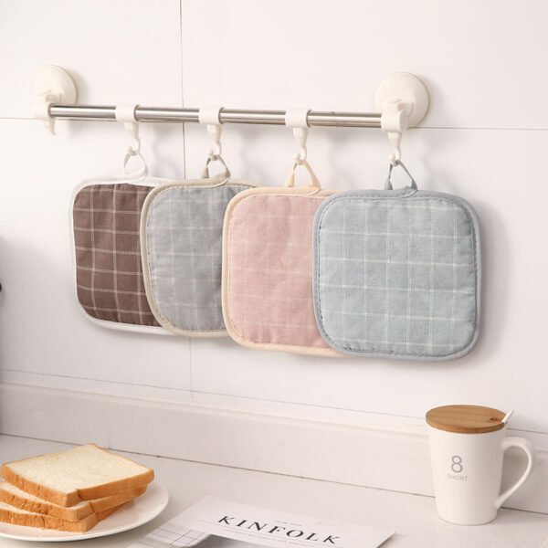 Checkered Non-Slip Oven Mitts and Pan Mats Set