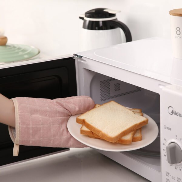 Checkered Non-Slip Oven Mitts and Pan Mats Set