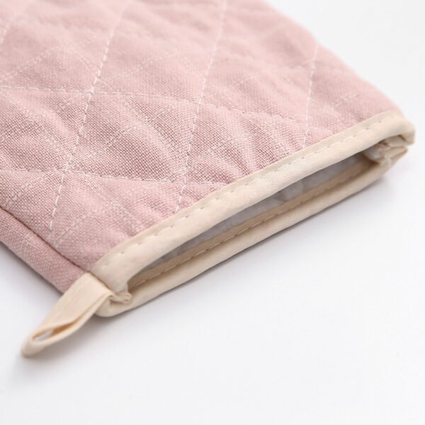 Checkered Non-Slip Oven Mitts and Pan Mats Set